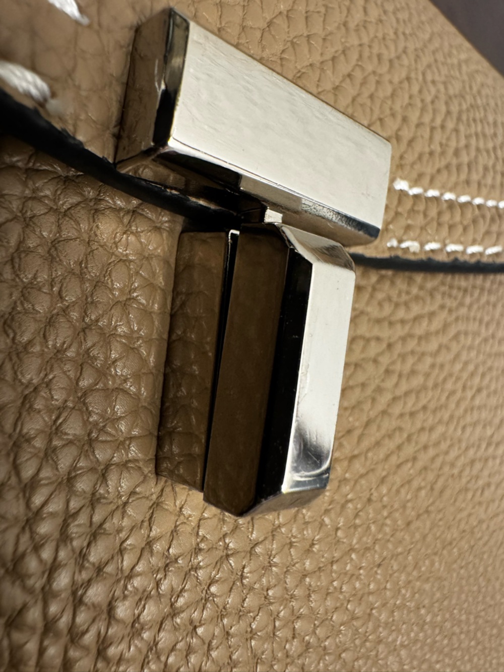 Toteme T-Lock Leather Shoulder Bag Large Taupe Gold Hardware - Picture 4 of 12